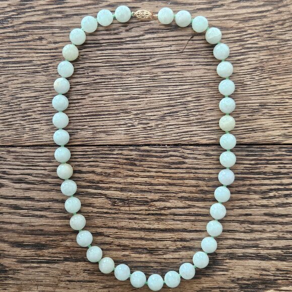 Vintage 14k Yellow Gold Untreated 10mm Celadon Nephrite Jade Bead Necklace 17.5" - Picture 1 of 8